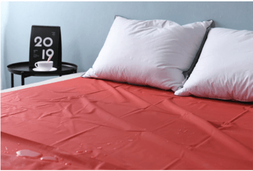 כיסוי מיטה אדום עמיד לכל סוגי חומרי הסיכה בסשיין BDSM